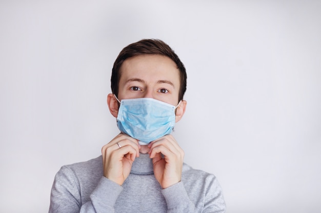 Uomo barbuto che indossa una maschera protettiva