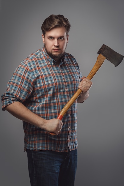 Photo bearded man with axe