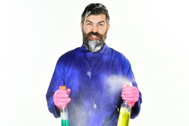 Фото Бородатый мужчина с концепцией очистки уборочного оборудования портрет разъяренного бородатого мужчины с уборкой
