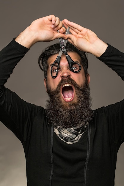 Photo bearded man with hairdresser scissors