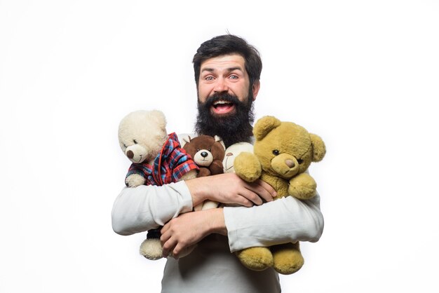 Uomo barbuto con orsacchiotto di peluche regalo di compleanno o anniversario e celebrazione delle vacanze maschio