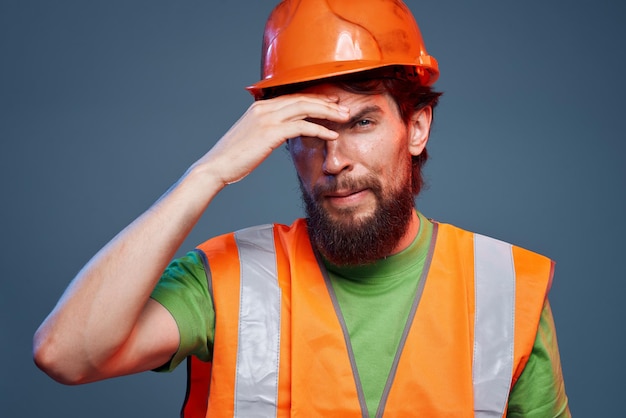 Foto uomo barbuto in uniforme da lavoro costruzione professionale vista ritagliata