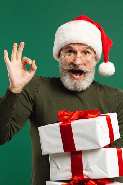 Бородатый современный Санта-Клаус держит подарок