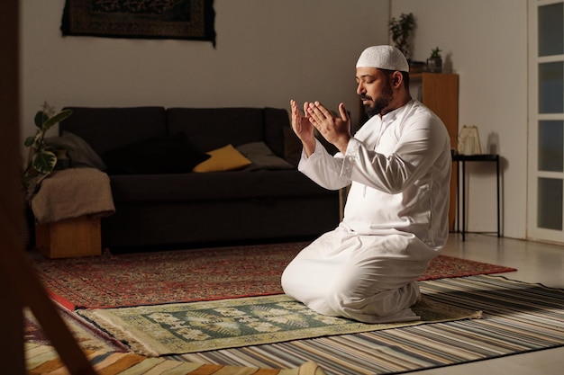 Photo bearded muslim man praying salah