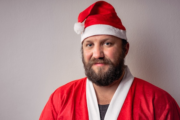 크리스마스 또는 크리스마스 스웨터와 새해 모자에 긴 수염을 가진 수염 난 산타 클로스 남자
