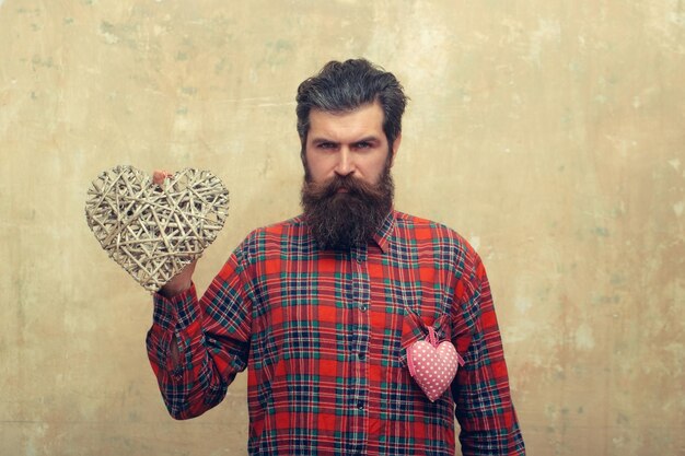 Фото Бородатый серьезный мужчина с двумя сердцами