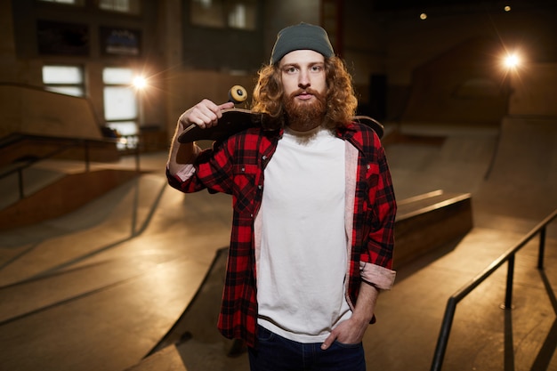 Photo bearded skater looking at camera