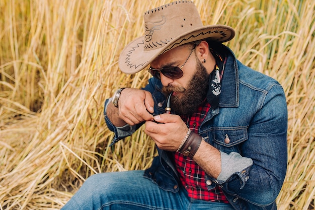 Beared man met hoed en een pijp