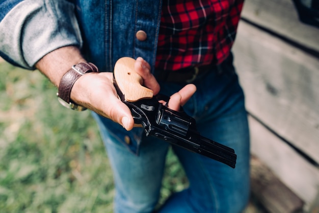 帽子と銃を持つ裸の男