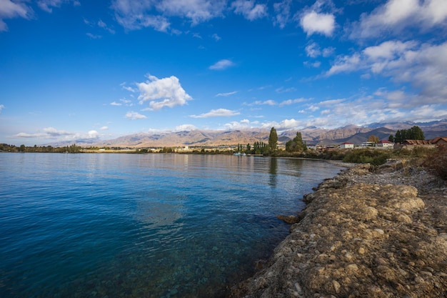 Photo beatiful coastline of issykkul lake