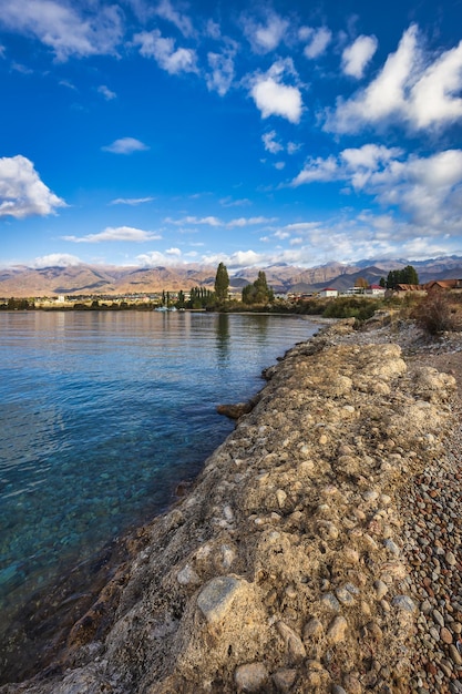 사진 issykul 호수의 아름다운 해안선