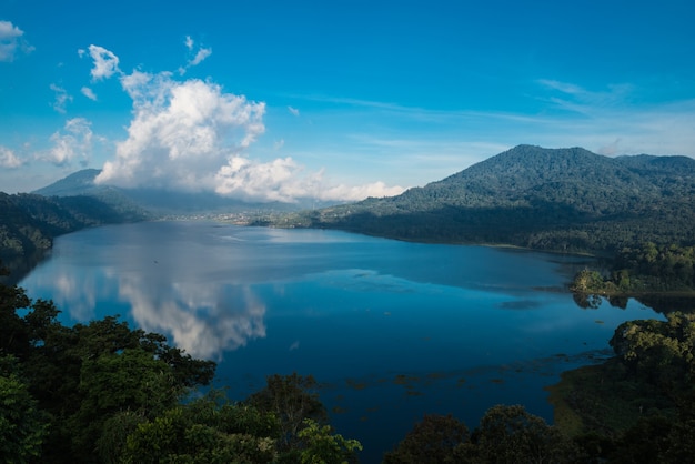 湖の美しい景色。バリ島ブヤン湖の丘からの湖と山の眺め。