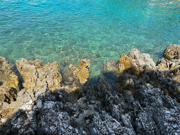 Foto l'acqua bellissima del mare in croazia