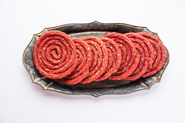 Photo beatroot chakli murukku beetroot chakli a spiral fried snack from india made in diwali festival