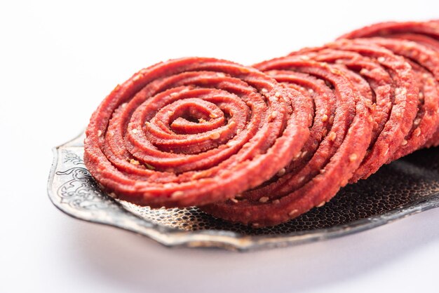 Photo beatroot chakli murukku beetroot chakli a spiral fried snack from india made in diwali festival