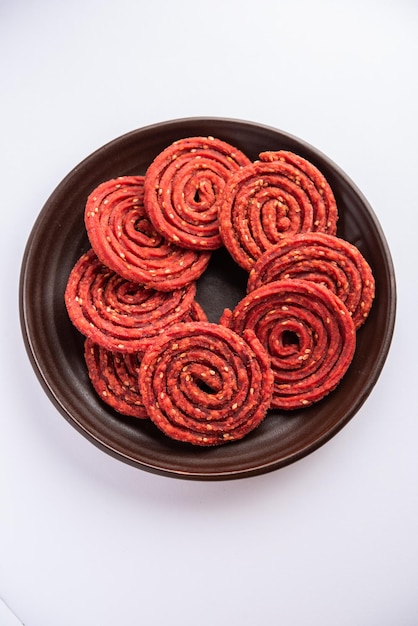 Beatroot chakli murukku Rode biet chakli een spiraal gefrituurde snack uit India gemaakt in Diwali festival