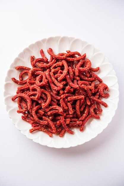 Photo beatroot chakli sticks made using beetroot fried tea time snack from india