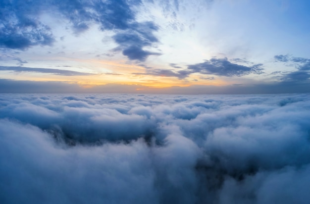 Beatuful dageraad hemel boven wolken hoog. Luchtfoto cloudscape fotografie.