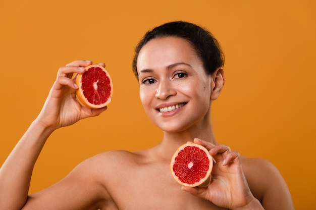 Beaty portret van een jonge vrouw op een geel