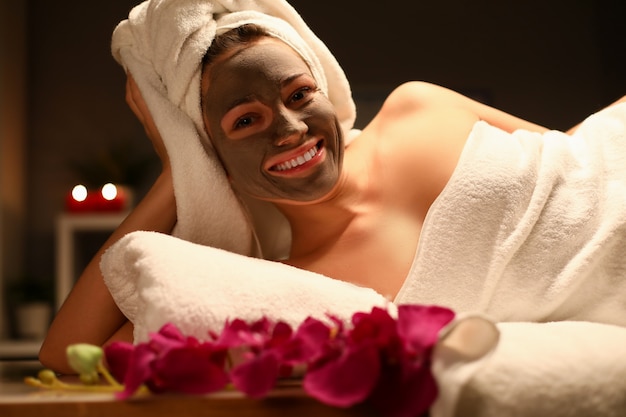 Beaty vrouw toegepast chocolademasker in spa salon