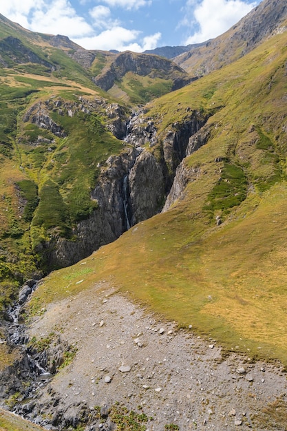 ジョージア州トゥシェティの山の滝の美しい景色。自然