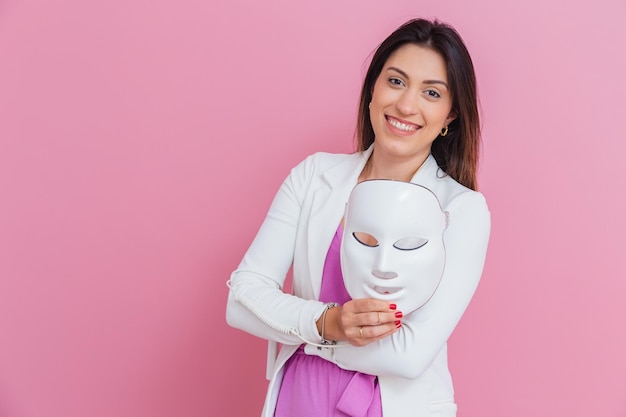 エステティシャン美容医師美容専門家は腕を組んでマスクデバイス光線療法カラーセラピーを主導しました