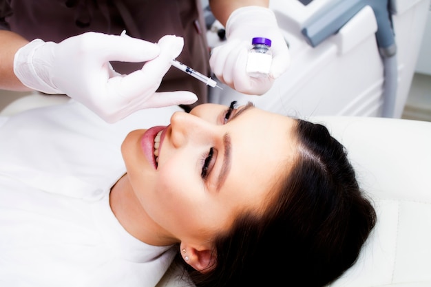 Beautician shows the patient the drug.