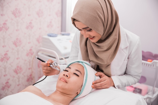 Beautician treatment using oxygen therapy