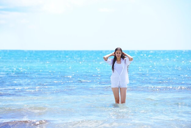 beautifel en gelukkig vrouw meisje op het strand veel plezier en ontspannen op zomervakantie over de prachtige tropische zee