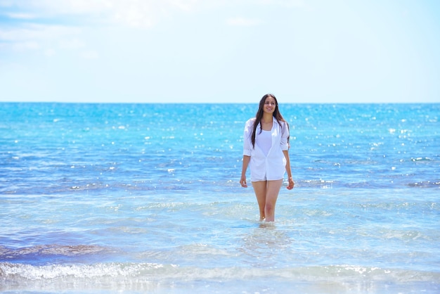 beautifel en gelukkig vrouw meisje op het strand veel plezier en ontspannen op zomervakantie over de prachtige tropische zee