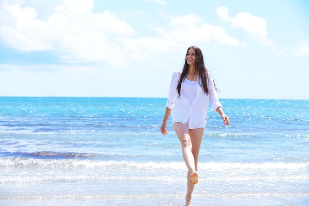 beautifel en gelukkig vrouw meisje op het strand veel plezier en ontspannen op zomervakantie over de prachtige tropische zee