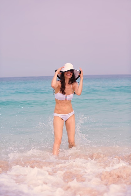 beautifel en gelukkig vrouw meisje op het strand veel plezier en ontspannen op zomervakantie over de prachtige tropische zee