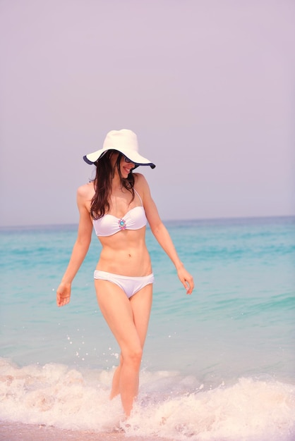 beautifel en gelukkig vrouw meisje op het strand veel plezier en ontspannen op zomervakantie over de prachtige tropische zee