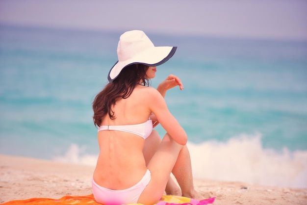 ビーチでbeautifelと幸せな女性の女の子は、美しい熱帯の海で夏休みに楽しんでリラックスしてください