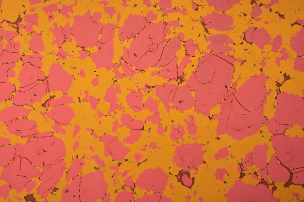 Красивое абстрактное искусство техники рисования мрамором Эбру на воде красками