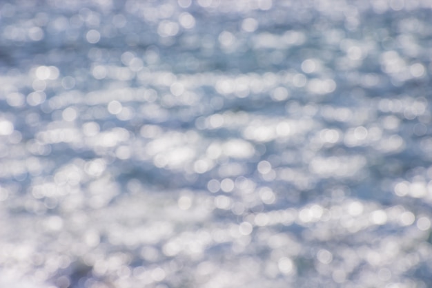 Фото Красивые абстрактные фона bokeh солнечный свет отражения на голубой речной поверхности воды