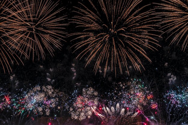 Foto bellissimo motivo astratto con fuochi d'artificio di saluto su sfondo scuro