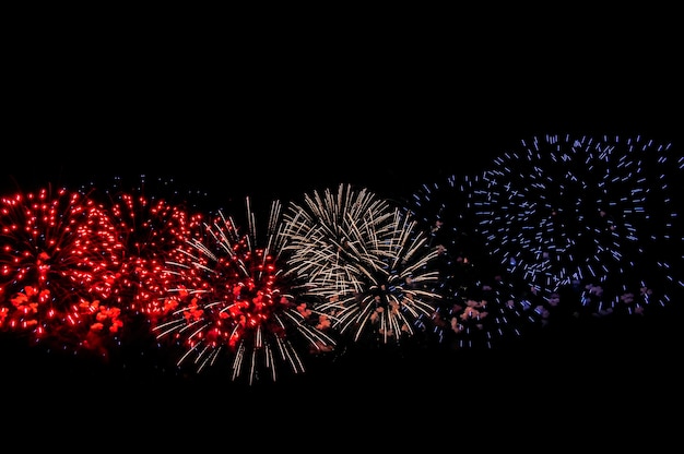 Красивый абстрактный узор с фейерверком салюта на ночном фоне Дизайн праздничной открытки Красочный фон Счастливый праздничный фон