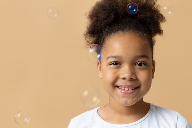 Foto bella e adorabile ragazza che celebra la vita