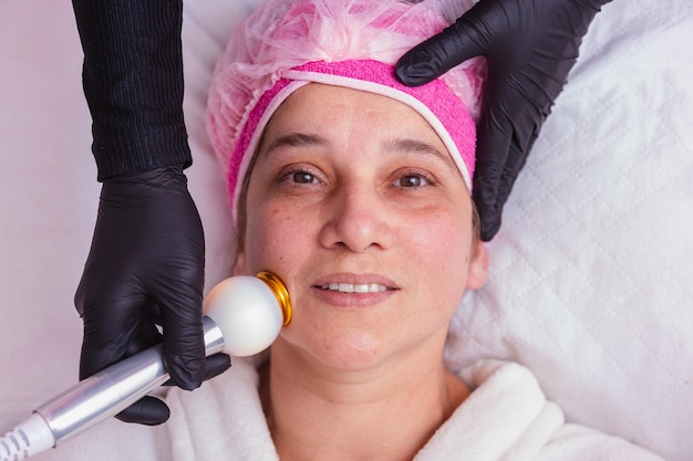 환자 회춘 피부 관리 치료에 아름다운 성인 여성 얼굴 고주파 적용