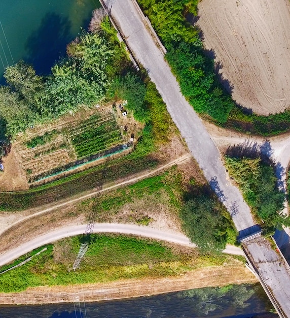 川を渡る橋の美しい空中写真。