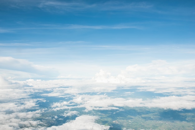 夏の青い空と土地の雲の美しい空撮