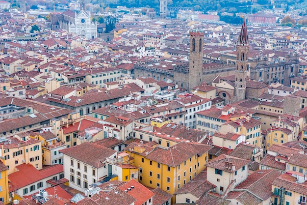 Красивый вид на Флоренцию с высоты птичьего полета со смотровой площадки Campanile di Giotto.