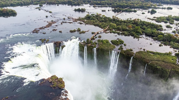 Красивый вид с воздуха на водопады Игуасу с вертолета, одно из семи природных чудес света. Фос-ду-Игуасу, Парана, Бразилия
