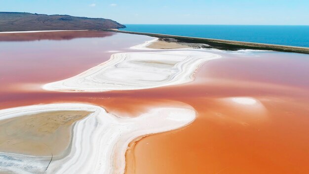 Красивый вид с воздуха на Лагуна-Колорада или Красное озеро, мелкое соленое озеро на юго-западе