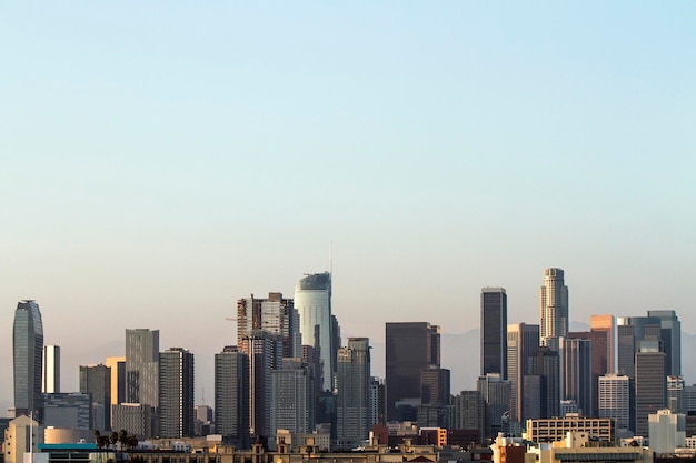 米国カリフォルニア州の日没時のロサンゼルスのスカイラインの美しい空撮