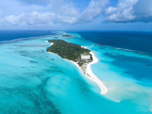 Красивый вид с воздуха на Мальдивах и тропический пляж. Концепция путешествий и отдыха