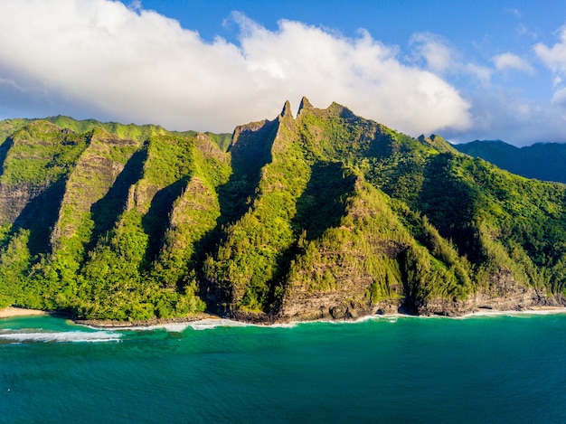 曇りの日のシーンでハワイ州カウアイ島のナパリ島の美しい空中写真