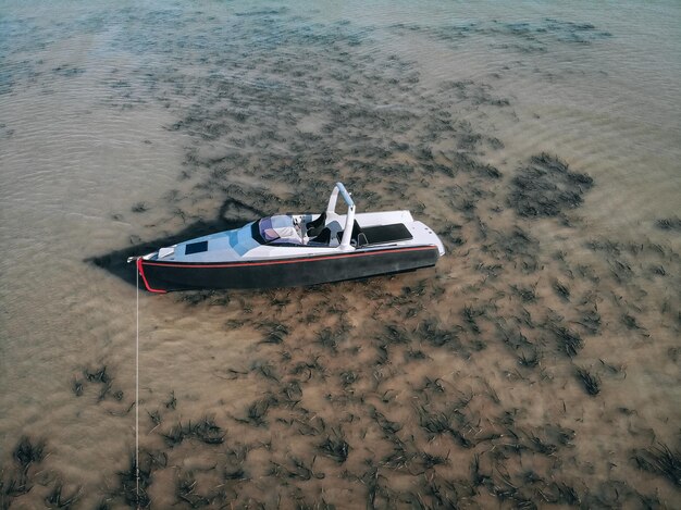 사진 암초 장벽에 있는 aground 모터보트의 아름다운 조감도