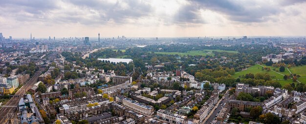 写真 多くの緑豊かな公園があるロンドンの美しい空中写真